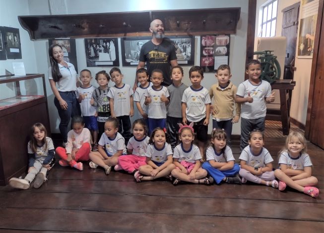 api-modulos/fotos/img/galeria_cat_culturais_490/490/13493/9 - VISITA GUIADA POR GUSTAVO, CEMEI ABELHINHA DOURADA, PROF. VANESSA, 23.10.2025 (10).jpg